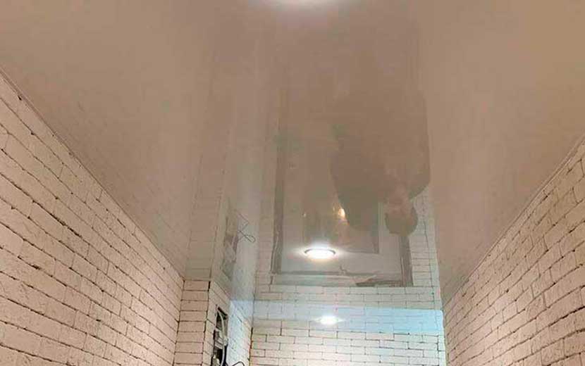 Натяжной потолок в прихожей