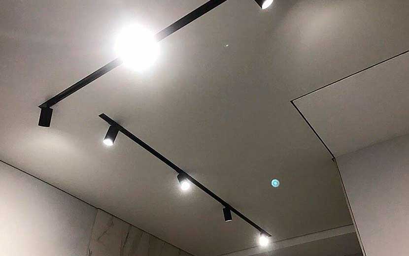 Натяжной потолок в прихожей